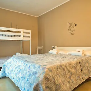 vanda-luxury-house-near-gardaland-and-garda-lake.hotelinveneto.com/